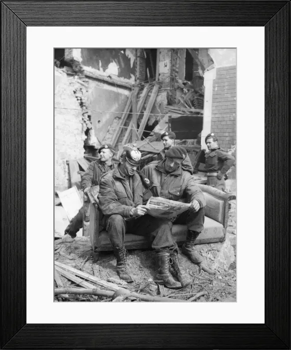 Framed Print : British Commandos resting in Wesel, Germany. Sergeant Murdoch (wearing helmet Framed Print : British Commandos resting in Wesel, Germany. Sergeant Murdoch (wearing helmet