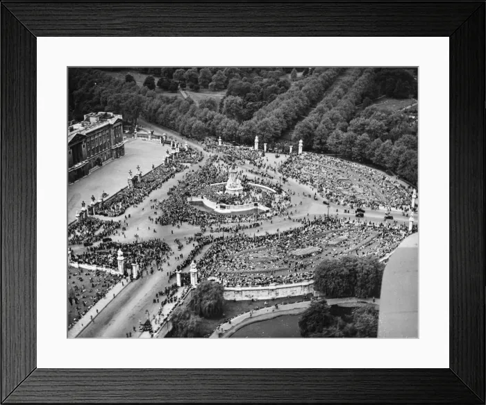 Framed Print : V. E. Day celebrations in London outside Buckingham Palace, London Framed Print : V. E. Day celebrations in London outside Buckingham Palace, London