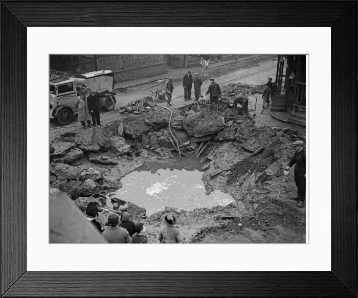 Framed Print : Workmen pump out a flooded bomb crater in the centre of Birmingham following an air raid Framed Print : Workmen pump out a flooded bomb crater in the centre of Birmingham following an air raid