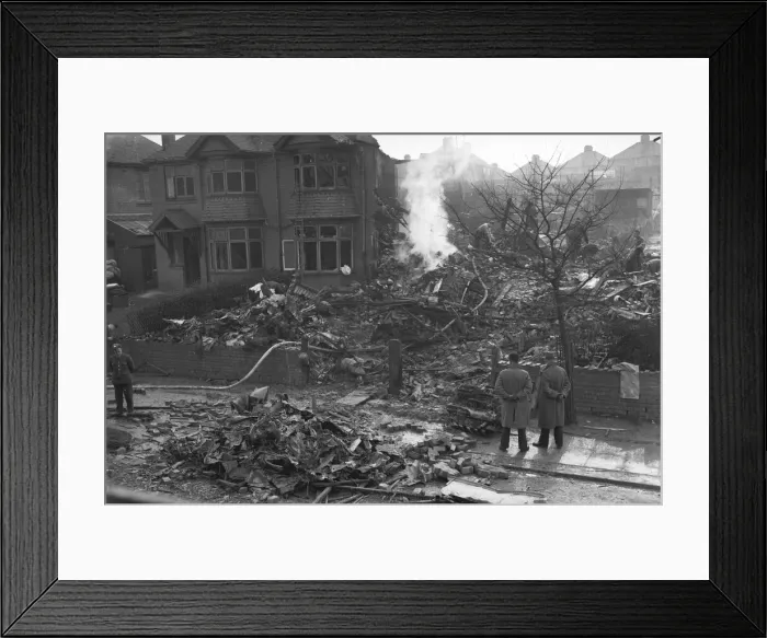 Framed Print : The remains of 281 and 283 Hales Lane, Smethwick after Heinkel He 111 1G+KM Wk Nr 1555 of