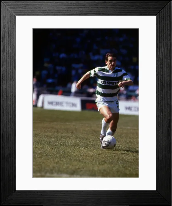 Framed Print : Paul McStay in action for Celtic May 1989 Framed Print : Paul McStay in action for Celtic May 1989