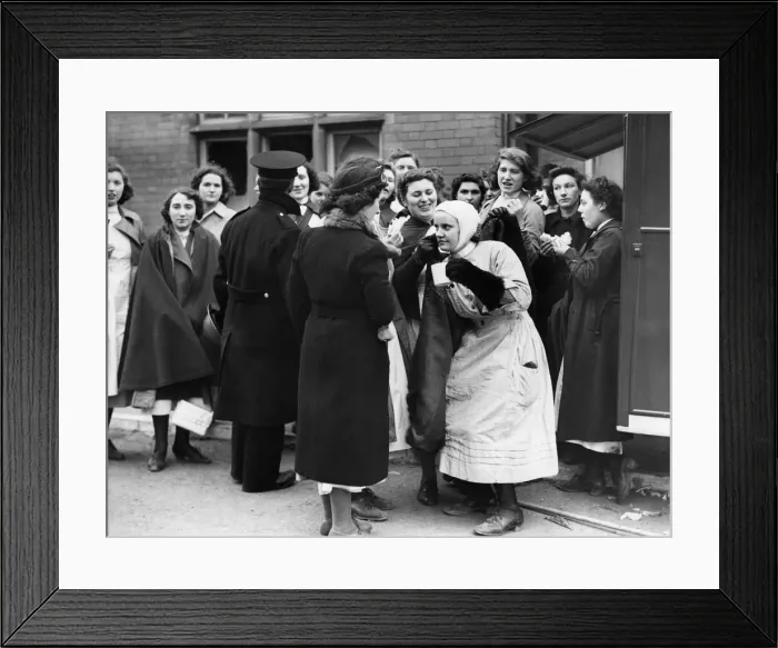 Framed Print : Coventry hospital nurses enjoy a cup of tea during their break in a voluntary canteen set
