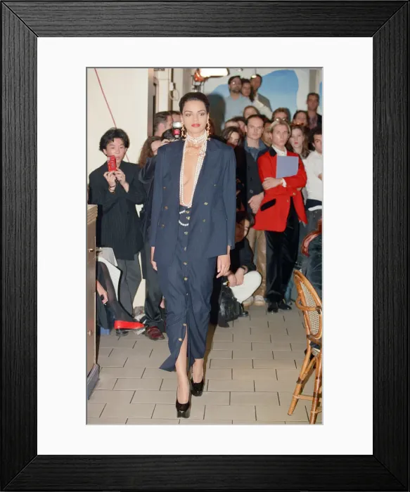 Framed Print : Vivienne Westwood fashion collection show at Tall Orders, Soho, London. October 1991 Framed Print : Vivienne Westwood fashion collection show at Tall Orders, Soho, London. October 1991