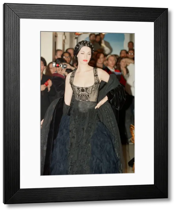 Framed Print : Vivienne Westwood fashion collection show at Tall Orders, Soho, London. October 1991