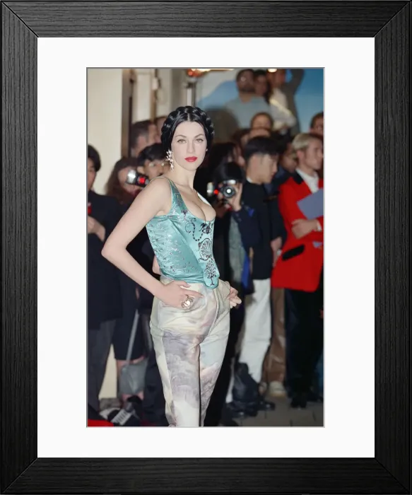 Framed Print : Vivienne Westwood fashion collection show at Tall Orders, Soho, London. October 1991 Framed Print : Vivienne Westwood fashion collection show at Tall Orders, Soho, London. October 1991