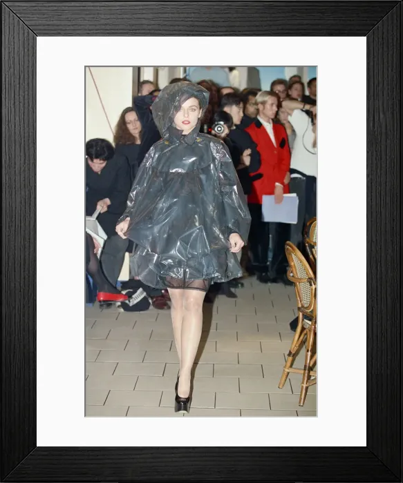 Framed Print : Vivienne Westwood fashion collection show at Tall Orders, Soho, London. October 1991