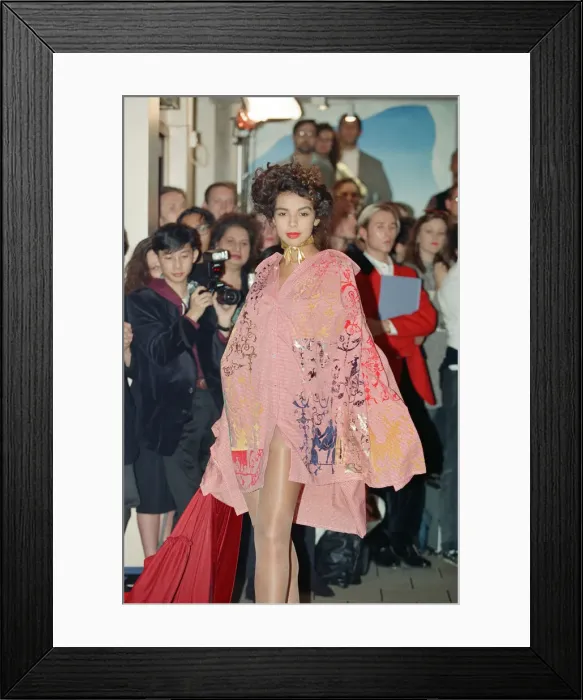 Framed Print : Vivienne Westwood fashion collection show at Tall Orders, Soho, London. October 1991