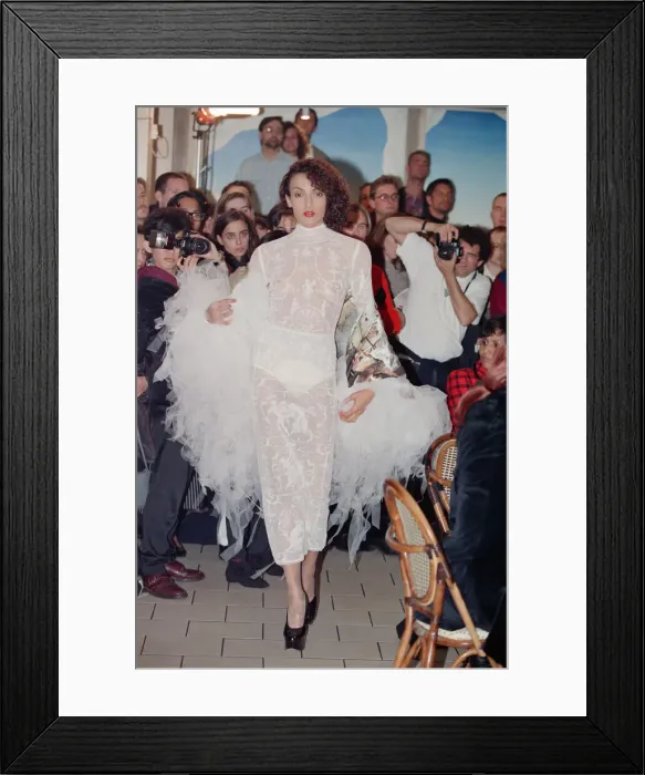 Framed Print : Vivienne Westwood fashion collection show at Tall Orders, Soho, London. October 1991