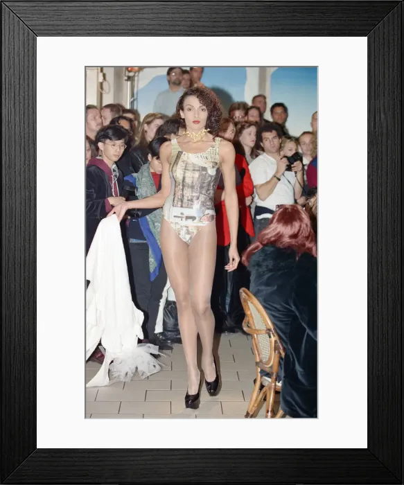 Framed Print : Vivienne Westwood fashion collection show at Tall Orders, Soho, London. October 1991
