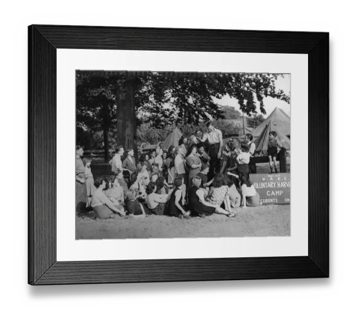 Framed Print : Harvest workers listening to their leader Mr Charlie Wade of Chelmsford