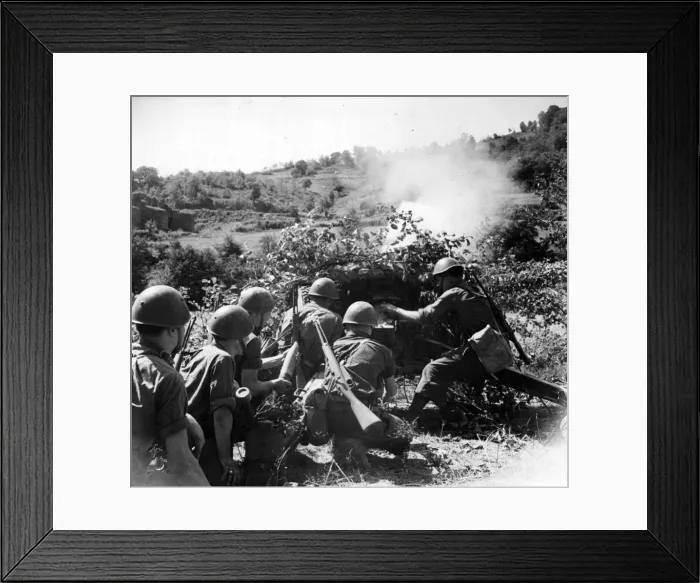 Framed Print : Italians fight with Allied troops in Italy. December 1943 Framed Print : Italians fight with Allied troops in Italy. December 1943