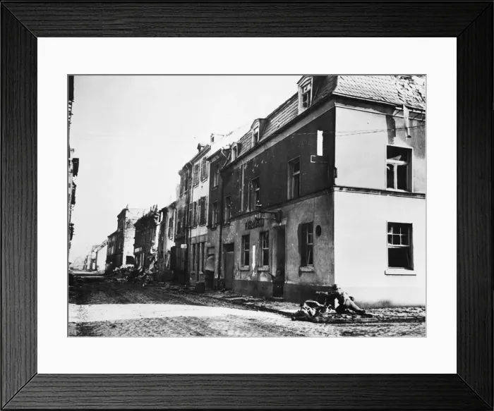 Framed Print : Heavy machine gun crew in Saarlautern, Germany. 21st February 1945 Framed Print : Heavy machine gun crew in Saarlautern, Germany. 21st February 1945