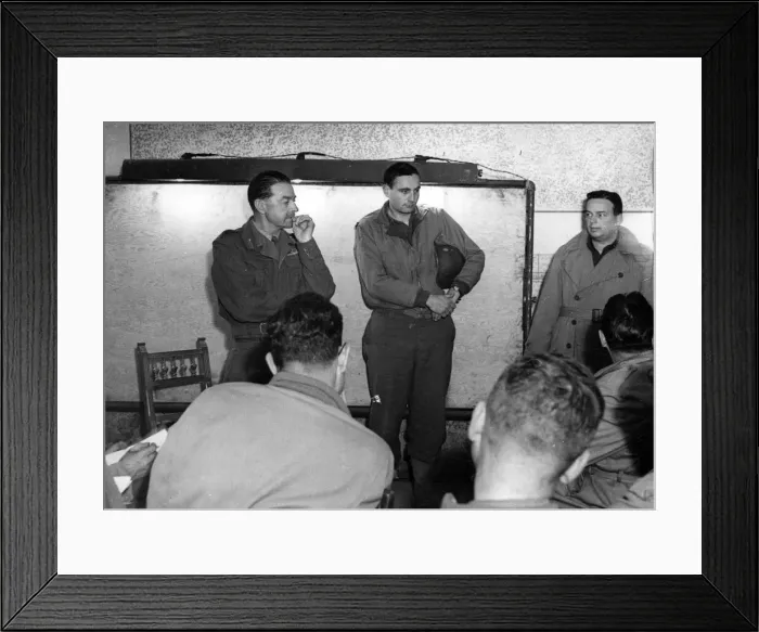 Framed Print : General Alexander at Anzio beachhead. 15th March 1944 Framed Print : General Alexander at Anzio beachhead. 15th March 1944