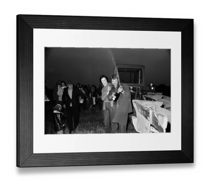 Framed Print : John Frisby celebrates completing his ploughing record at Odd House Farm, Leicestershire Framed Print : John Frisby celebrates completing his ploughing record at Odd House Farm, Leicestershire