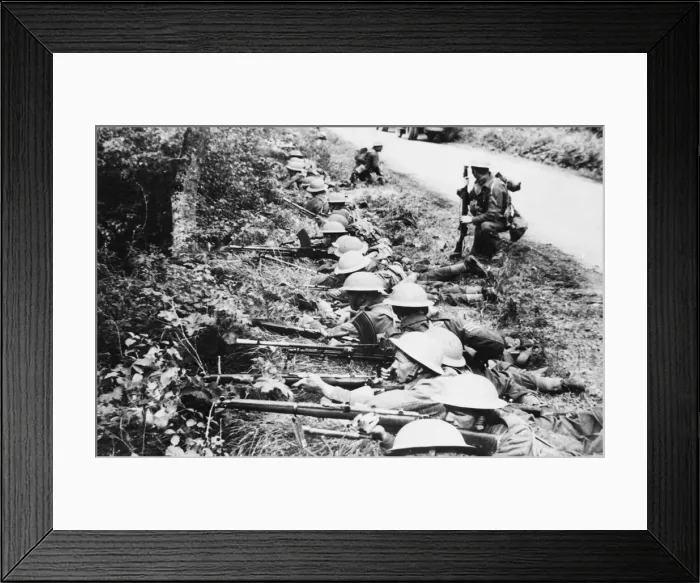 Framed Print : First pictures from Somme battlefront. British infantry regiment who held the whole Framed Print : First pictures from Somme battlefront. British infantry regiment who held the whole