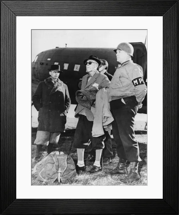 Framed Print : Von Papen flown by plane from Germany. Franz Von Papen (centre, with glasses) Framed Print : Von Papen flown by plane from Germany. Franz Von Papen (centre, with glasses)