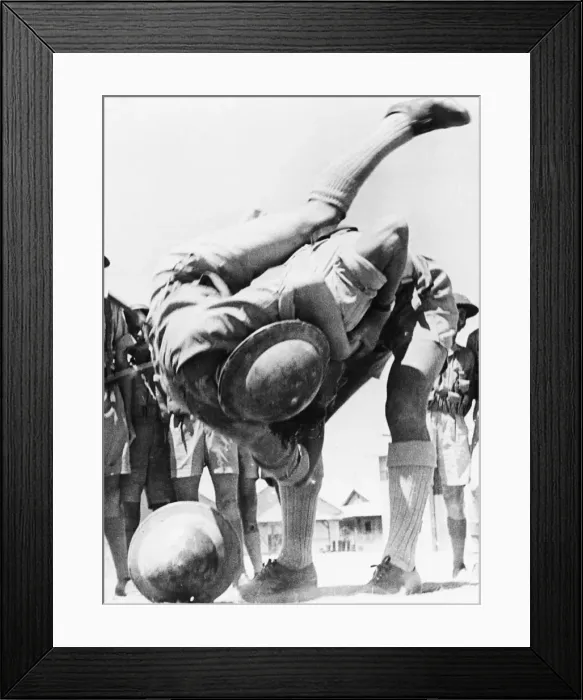Framed Print : Men of the RAF regiment in the Middle East. A member of the RAF shows his comrades