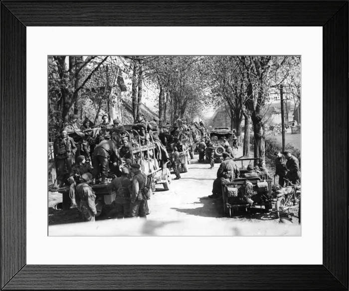 Framed Print : The parachute division of the sixth airborne division advance towards Hanover. Germany Framed Print : The parachute division of the sixth airborne division advance towards Hanover. Germany