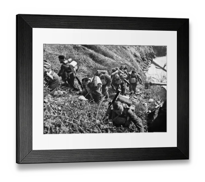 Framed Print : British Commandos in training. These units of highly trained, picked men will be employed