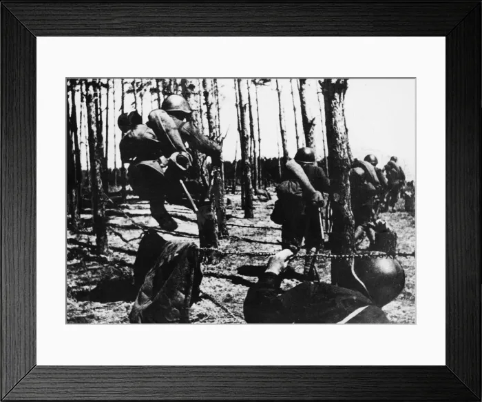 Framed Print : Russian troops advancing on the Kharkov front during Second World War