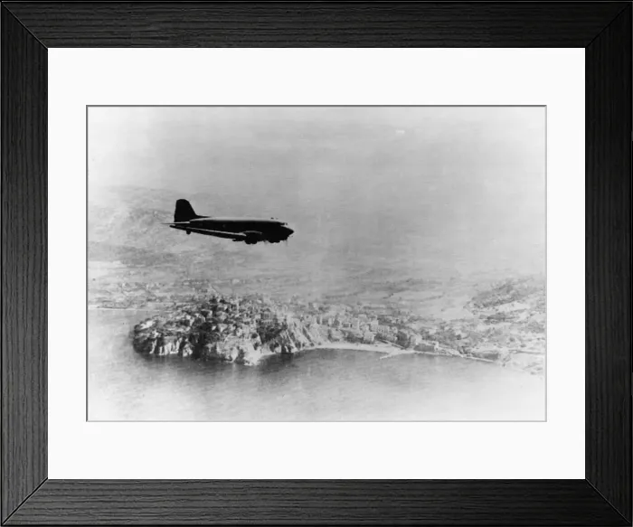Framed Print : Essential supplies for Allied forces fighting in the Salerno area of Southern Italy are Framed Print : Essential supplies for Allied forces fighting in the Salerno area of Southern Italy are