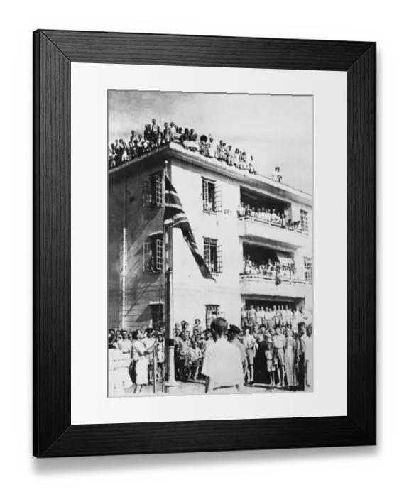 Framed Print : British internees at Camp Stanley, Hong Kong, celebrate their liberation