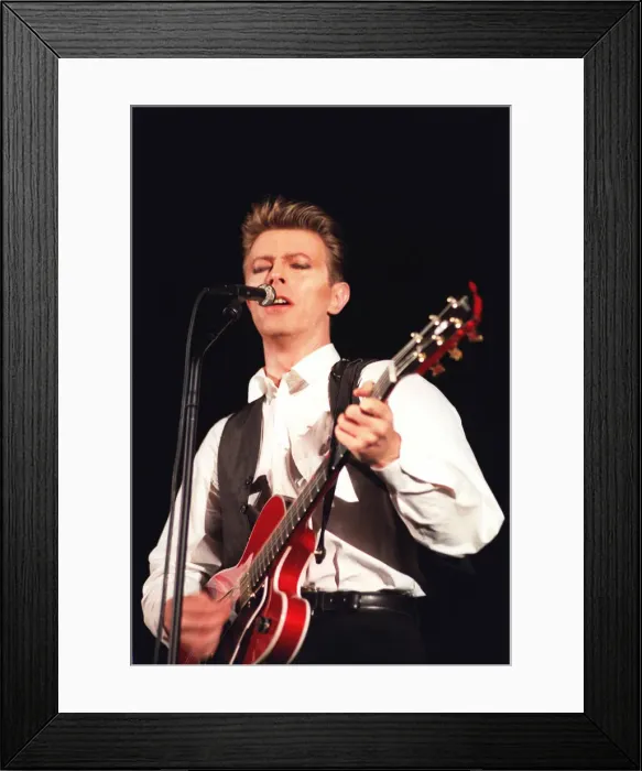 Framed Print : DAVID BOWIE IN CONCERT AT MILTON KEYNES - 5TH AUGUST 1990 Framed Print : DAVID BOWIE IN CONCERT AT MILTON KEYNES - 5TH AUGUST 1990