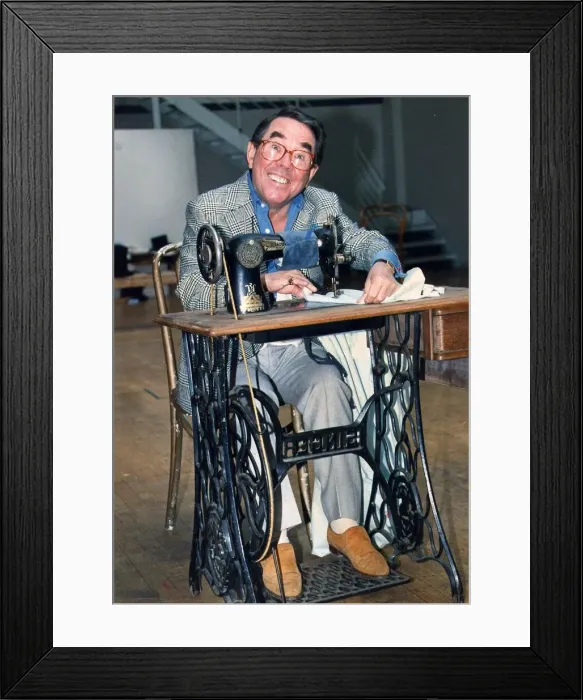Framed Print : RONNIE CORBETT Pictured at a photcall 1990 Framed Print : RONNIE CORBETT Pictured at a photcall 1990
