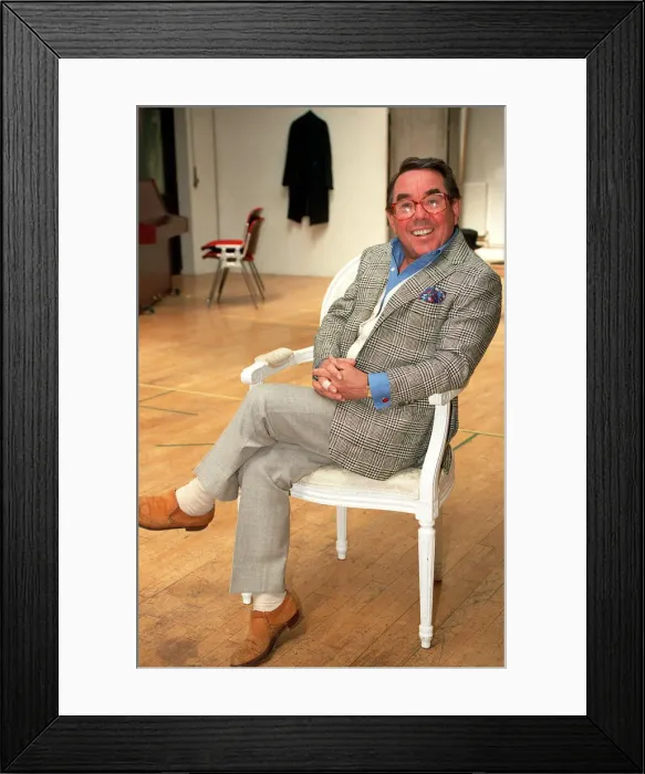 Framed Print : RONNIE CORBETT Pictured at a photcall 1990