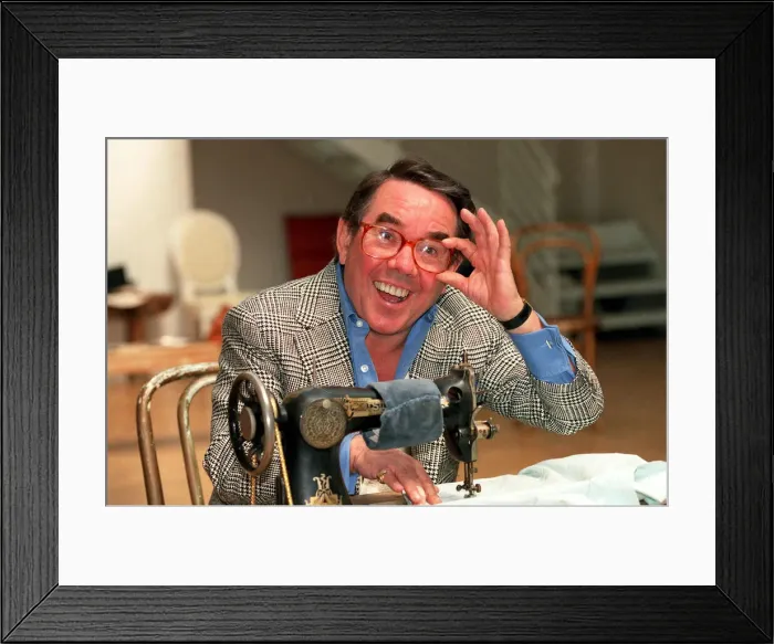 Framed Print : RONNIE CORBETT - Pictured at a photcall 1990 Framed Print : RONNIE CORBETT - Pictured at a photcall 1990