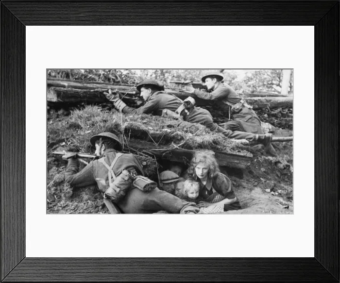 Framed Print : British troops of General Dempseys 2nd Army during the push on Hertogenbosch