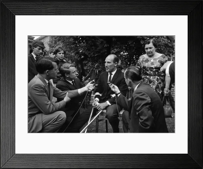 Framed Print : Stirling Moss leaving Atkinson Morley Hospital in Wimbledon Framed Print : Stirling Moss leaving Atkinson Morley Hospital in Wimbledon