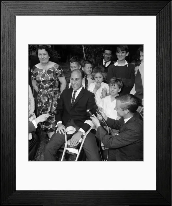 Framed Print : Stirling Moss leaving Atkinson Morley Hospital in Wimbledon Framed Print : Stirling Moss leaving Atkinson Morley Hospital in Wimbledon