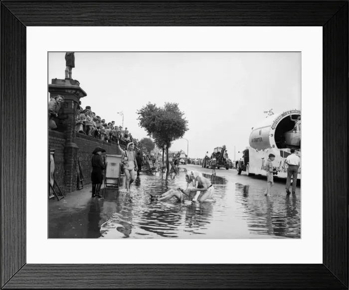 Framed Print : August Bank holiday weekend at Southend, Essex. 27th August 1955 Framed Print : August Bank holiday weekend at Southend, Essex. 27th August 1955