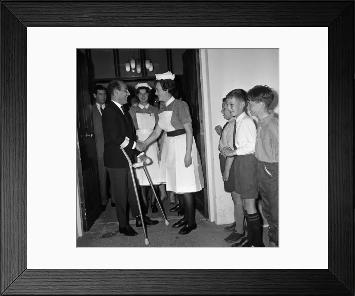 Framed Print : Stirling Moss leaving Atkinson Morley Hospital in Wimbledon Framed Print : Stirling Moss leaving Atkinson Morley Hospital in Wimbledon