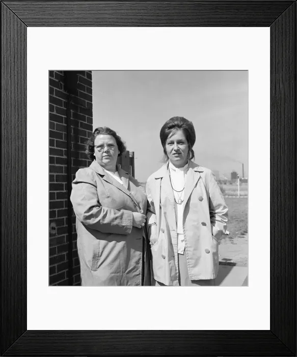 Framed Print : Barmaids on Strike in Grangetown, 1973 Framed Print : Barmaids on Strike in Grangetown, 1973