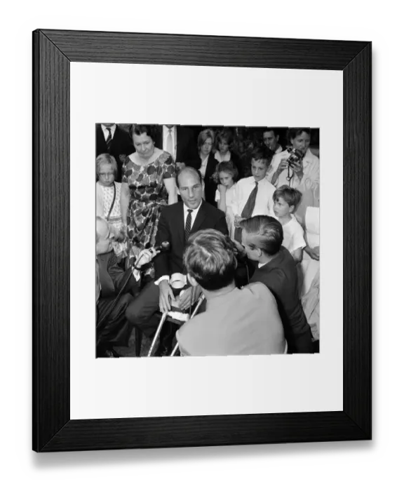 Framed Print : Stirling Moss leaving Atkinson Morley Hospital in Wimbledon Framed Print : Stirling Moss leaving Atkinson Morley Hospital in Wimbledon