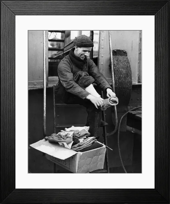 Framed Print : Distribution of Christmas gifts by the Missions to Seamen organisation to ships Framed Print : Distribution of Christmas gifts by the Missions to Seamen organisation to ships