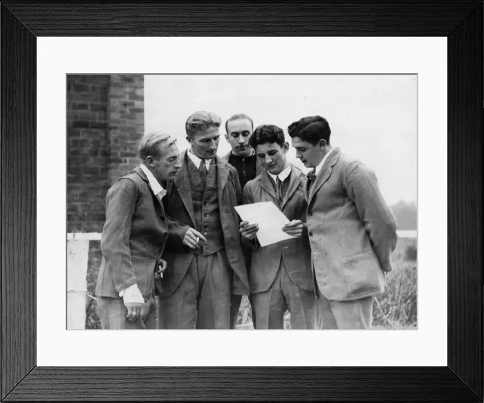 Framed Print : A group of repatriated Welsh prisoners of war hear a special message of welcome from Framed Print : A group of repatriated Welsh prisoners of war hear a special message of welcome from