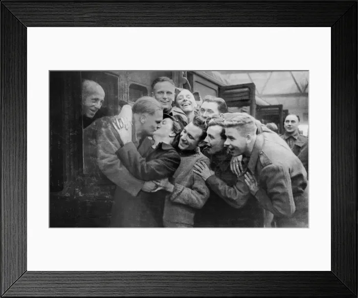Framed Print : Railway Guard Mrs Connelly gives a big kiss to British troops arriving home at Glasgow