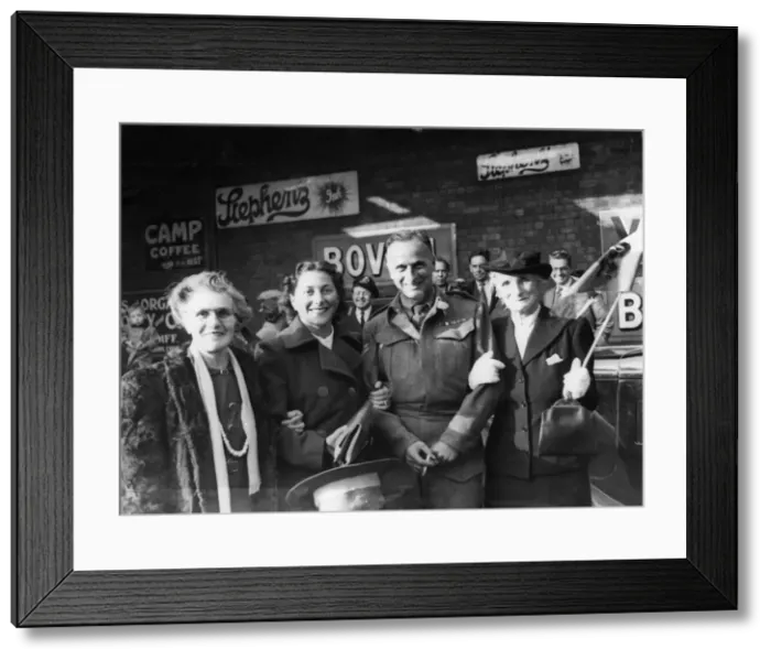 Framed Print : Bombardier M. Simons of Cardiff pictured with his wife and mother after his return