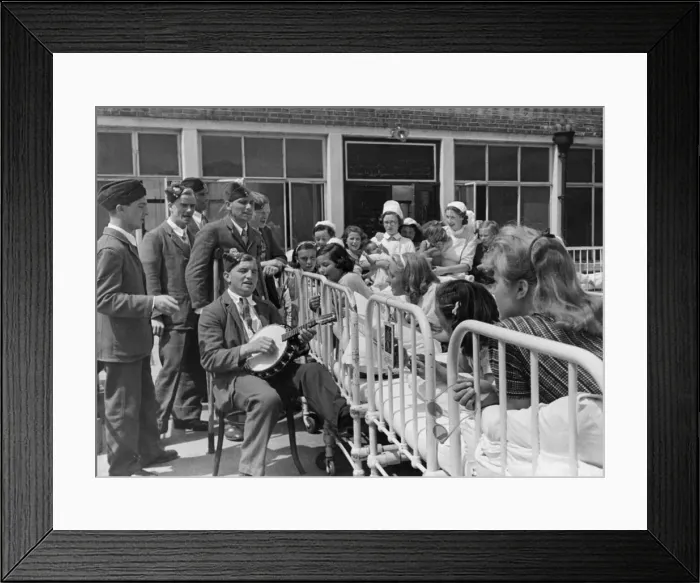 Framed Print : Wounded soldiers recuperating at a hospital in England during the Second World War