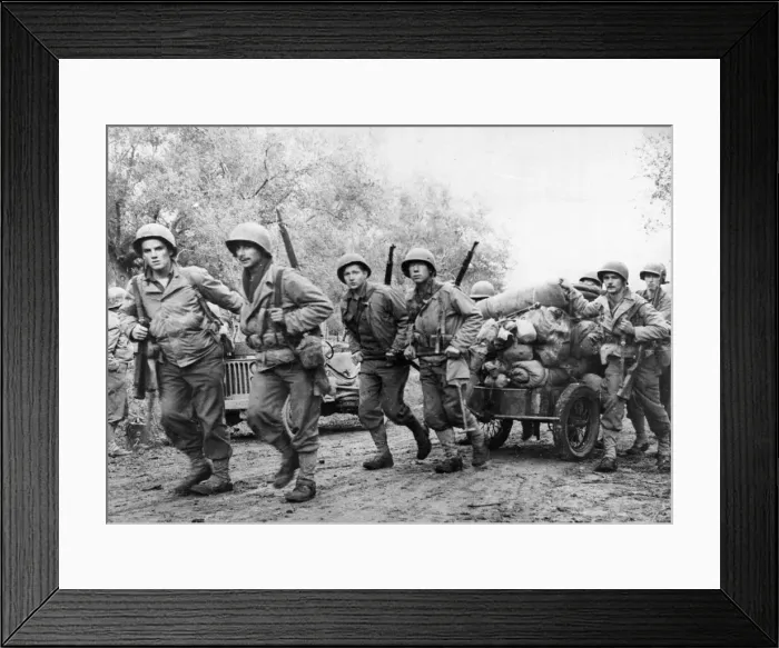 Framed Print : A US mortar team uses a cart to move their equipment in the Venafro sector on the Italian Framed Print : A US mortar team uses a cart to move their equipment in the Venafro sector on the Italian