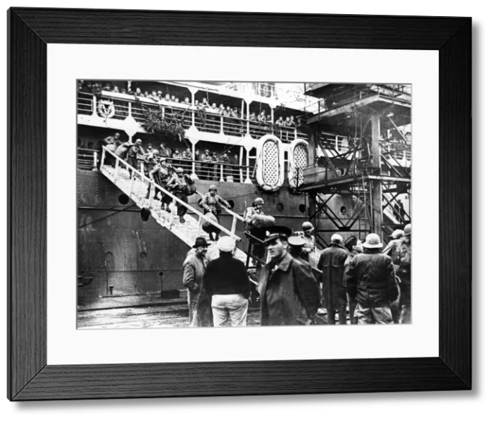 Framed Print : American troops disembarking at Cardiff docks during the Second World War, 1943 Framed Print : American troops disembarking at Cardiff docks during the Second World War, 1943