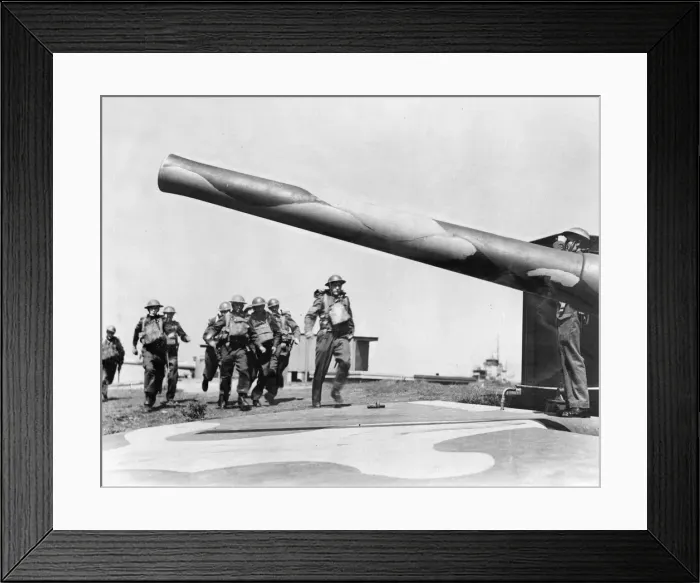 Framed Print : Soldiers manning one of the thousands of coastal defence guns against possible German Framed Print : Soldiers manning one of the thousands of coastal defence guns against possible German