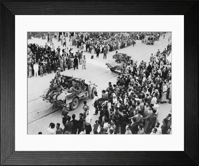 Framed Print : Allied forces enter Damascus. General view showing how the local inhabitants of Framed Print : Allied forces enter Damascus. General view showing how the local inhabitants of