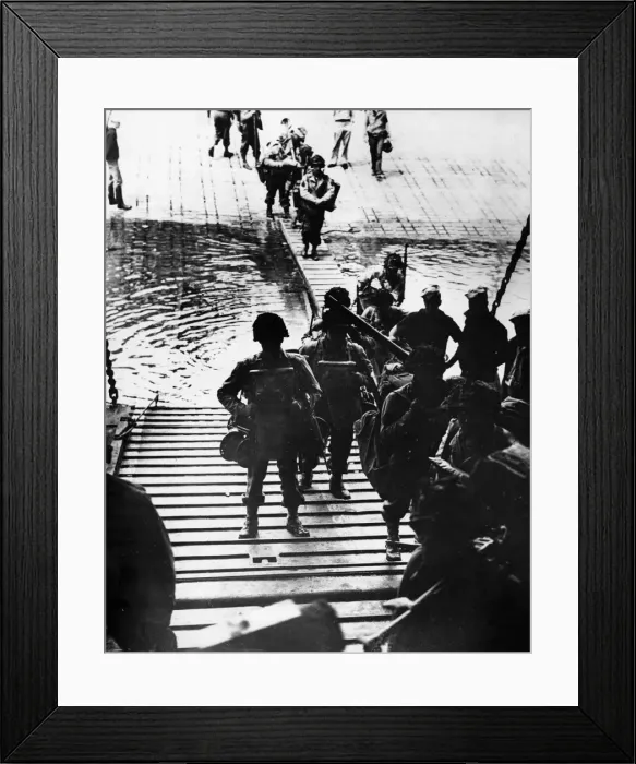 Framed Print : Allied D-Day landings on the beaches of Normandy, Northern France during the Second World Framed Print : Allied D-Day landings on the beaches of Normandy, Northern France during the Second World