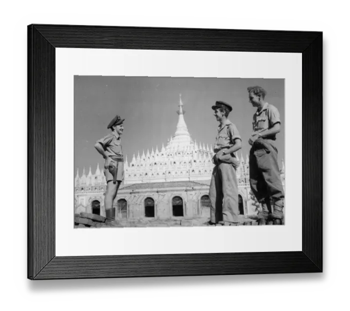 Framed Print : Flying Officer R. B. Connell of Gourock, Scotland (left), Flying Officer J. A