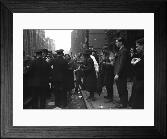 Framed Print : Dazed patients outside the Central London Ophthalmic Hospital Grays Inn Road Framed Print : Dazed patients outside the Central London Ophthalmic Hospital Grays Inn Road
