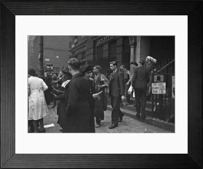 Framed Print : Dazed patients outside the Central London Ophthalmic Hospital Grays Inn Road Framed Print : Dazed patients outside the Central London Ophthalmic Hospital Grays Inn Road